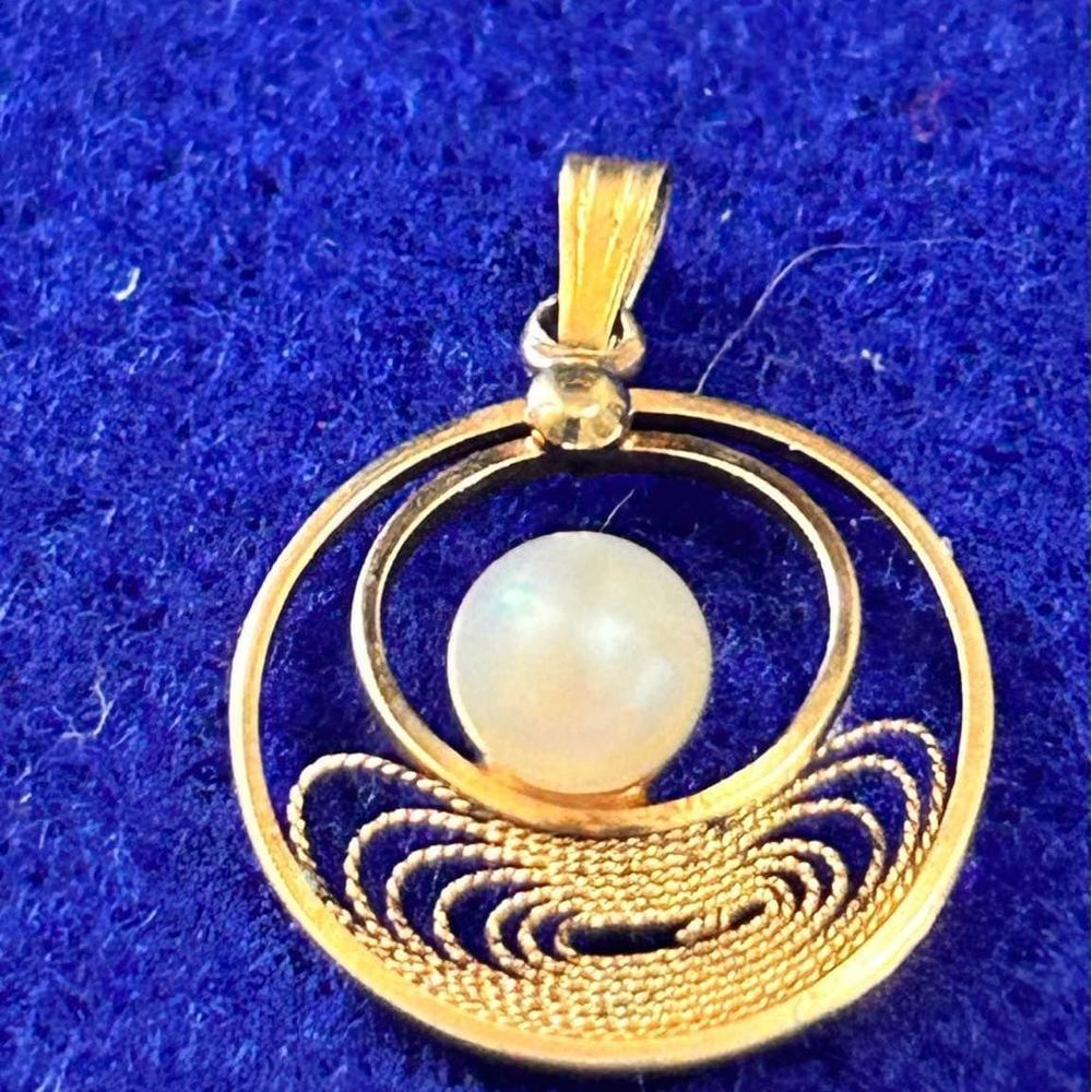 🎉HP🎉 Vintage Gold Filled Round Filligree Pendant with Pearl